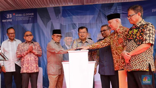 Ketua Dewan Pembina Yayasan Wakaf Paramadina Dr. (HC) Drs. H.M. Jusuf Kalla menekan tombol dimulainya pembangunan Gedung A Universitas Paramadina Kampus Cipayung, Jakarta Timur, Selasa (23/5/2023). (CNBC Indonesia/Faisal Rahman)