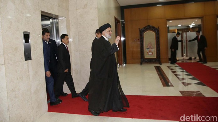 Ketua MPR Bambang Soesatyo menerima kunjungan Presiden Republik Islam Iran Seyyed Ebrahim Raisi di Komplek Parlemen Jakarta. Begini suasana pertemuannya.