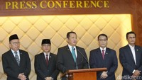 Bamsoet didampingi oleh wakil ketua MPR Ahmad Basarah, Ahmad Muzani, Lestari Moerdijat, Jazilul Fawaid, Syarifuddin Hasan, Yandri Susanto, Asrul Sani dan Fadel Muhammad.