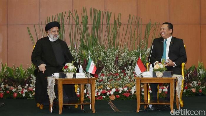 Ketua MPR Bamsoet Terima Kedatangan Presiden Iran Ebrahim Raisi Ketua MPR Bambang Soesatyo menerima kunjungan Presiden Republik Islam Iran Seyyed Ebrahim Raisi di Komplek Parlemen Jakarta. Begini suasana pertemuannya.