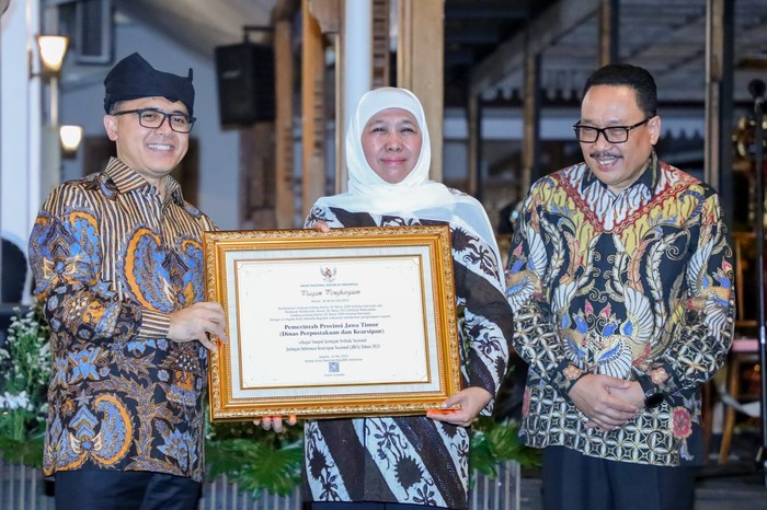 Khofifah Raih Penghargaan Tokoh Kepemimpinan Kearsipan