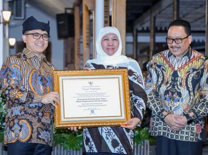 Khofifah Raih Penghargaan Tokoh Kepemimpinan Kearsipan