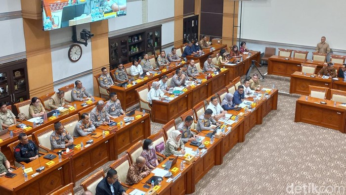 Komisi III DPR RI meminta polisi menangani permasalahan di apartemen Graha Cempaka Mas (GCM) secara netral dan sesuai dengan peraturan yang berlaku. (Anggi M/detikcom)