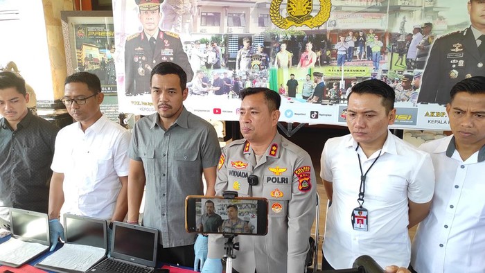 Konferensi pers Polres Gianyar, Selasa (23/5/2023), salah satunya mengungkap kasus penipuan atau penggelapan terhadap WNA Kanada. (I Wayan Sui Suadnyana/detikBali)