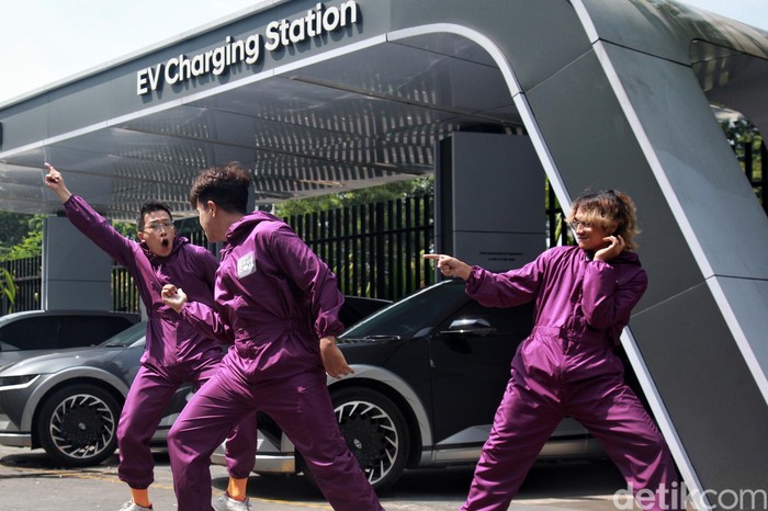 Kpopers Aksi di Stasiun Pengisian Mobil Listrik, Ada Apa? Sejumlah penggemar musik pop korea yang tergabung dalam 'Kpop 4 Planet' menggelar aksi damai di stasiun pengisian kendaraan listrik di Jakarta, Selasa (23/5/2023). Mereka berjoget, membentangkan poster dan menyodorkan kotak petisi.