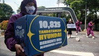Selain berjoget, mereka juga menyodorkan kotak petisi.