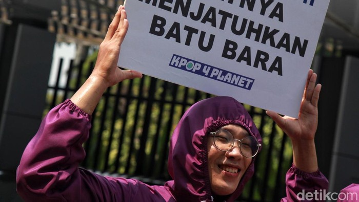 Kpopers Aksi di Stasiun Pengisian Mobil Listrik, Ada Apa? Sejumlah penggemar musik pop korea yang tergabung dalam 'Kpop 4 Planet' menggelar aksi damai di stasiun pengisian kendaraan listrik di Jakarta, Selasa (23/5/2023). Mereka berjoget, membentangkan poster dan menyodorkan kotak petisi.