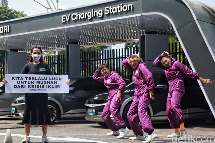 Kpopers Aksi di Stasiun Pengisian Mobil Listrik, Ada Apa? Sejumlah penggemar musik pop korea yang tergabung dalam 'Kpop 4 Planet' menggelar aksi damai di stasiun pengisian kendaraan listrik di Jakarta, Selasa (23/5/2023). Mereka berjoget, membentangkan poster dan menyodorkan kotak petisi.