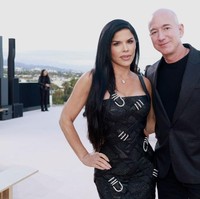 Jeff Bezos dinilai sebagai kekasih yang royal dan bucin. Disebut-sebut dia tidak melimitkan harga cincin tunangan yang akan diberikan untuk Lauren Sanchez, mantan pembawa berita di Fox Sport itu. Foto: Getty Images/Emma McIntyre