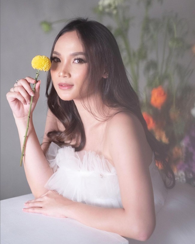 Lycie Joanna Jon Sen viral karena kedapatan menjual 100 tiket konser Coldplay dengan harga dua kali lipat. Dia menawarkan tiket yang diburu ratusan ribu penggemar itu lewat Instagram Story. Foto: Instagram/@lyciejo