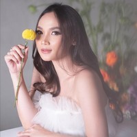 Lycie Joanna Jon Sen viral karena kedapatan menjual 100 tiket konser Coldplay dengan harga dua kali lipat. Dia menawarkan tiket yang diburu ratusan ribu penggemar itu lewat Instagram Story. Foto: Instagram/@lyciejo