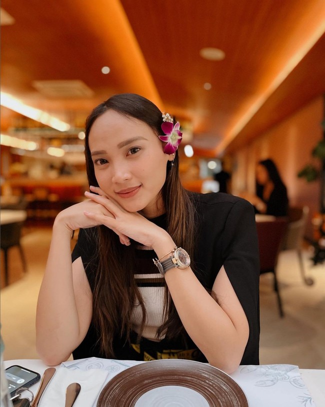 Dalam unggahan di media sosial tersebut, Lycie menyebut bahwa tiket yang dia jual berasal dari orang dalam. Lantaran itulah, Putri Intelegensia 2019 itu mendapat kritikan hingga hujatan. Foto: Instagram/@lyciejo