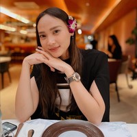 Dalam unggahan di media sosial tersebut, Lycie menyebut bahwa tiket yang dia jual berasal dari orang dalam. Lantaran itulah, Putri Intelegensia 2019 itu mendapat kritikan hingga hujatan. Foto: Instagram/@lyciejo