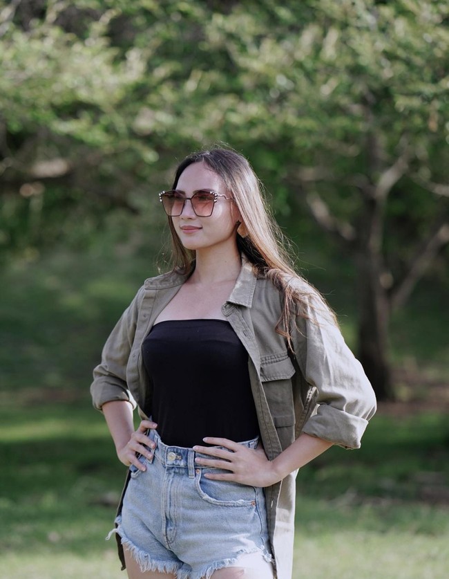 Setelah ramai dikritik, Lycie memberikan klarifikasi bahwa ‘orang dalam’ yang dia maksud adalah keluarga dan kerabat dekat yang memenangkan war ticket. Dia pun menjelaskan bahwa tiket yang dijual sebenarnya tidak sampai 100. Foto: Instagram/@lyciejo