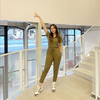 Lycie kerap membagikan aktivitasnya di Instagram. Mulai dari hangout, unggah foto OOTD hingga liburan. Dia terbilang suka berpenampilan casual dengan padu padan cardigan, t-shirt atau jeans pendek. Foto: Instagram/@lyciejo