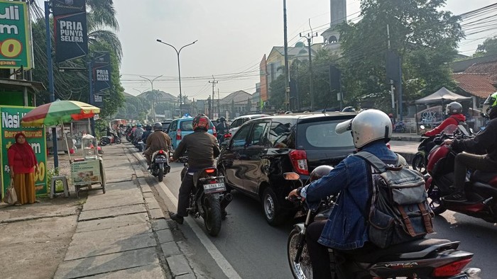 Macet di Ciputat arah Jakarta pada Selasa (23/5/2023)-(Adrial/detikcom)