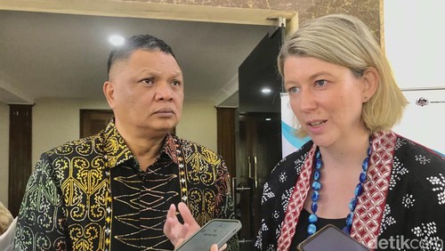 Madeline Moss, Minister Counsellor Governance and Human Development Australia (kanan) dan Petrarca Karetji selaku Team Leader SKALA saat ditemui di Kantor Gubernur NTB, Selasa (23/5/2023). (Foto: Helmy Akbar/detikBali)