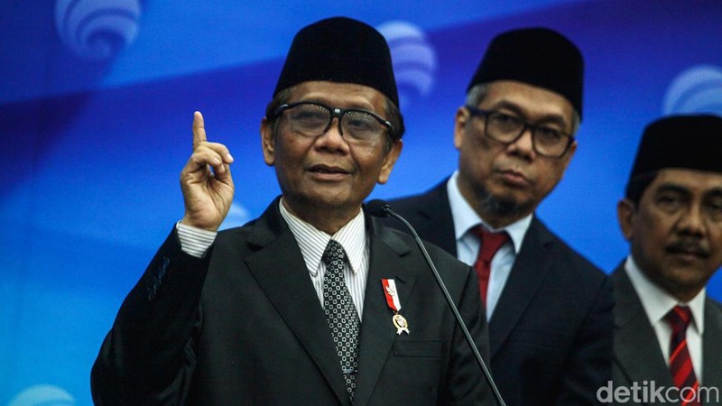 Plt Menkominfo Mahfud Md melantik 4 pejabat eselon I di lingkungan Kominfo, Selasa (23/5/2023). Mahfud memastikan pelantikan ini tidak terkait dugaan korupsi BTS yang menjerat menteri sebelumnya, Johnny G Plate.