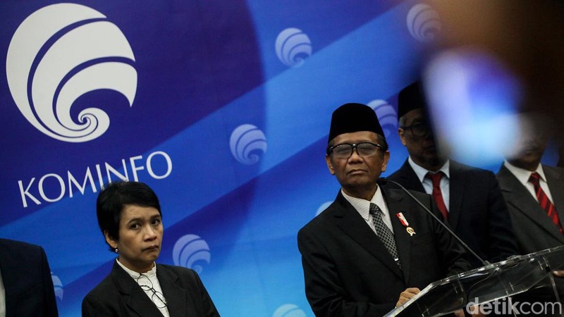 Plt Menkominfo Mahfud Md melantik 4 pejabat eselon I di lingkungan Kominfo, Selasa (23/5/2023). Mahfud memastikan pelantikan ini tidak terkait dugaan korupsi BTS yang menjerat menteri sebelumnya, Johnny G Plate.