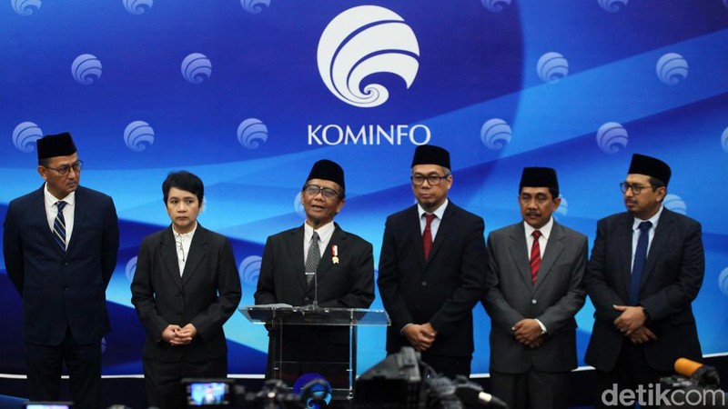 Plt Menkominfo Mahfud Md melantik 4 pejabat eselon I di lingkungan Kominfo, Selasa (23/5/2023). Mahfud memastikan pelantikan ini tidak terkait dugaan korupsi BTS yang menjerat menteri sebelumnya, Johnny G Plate.