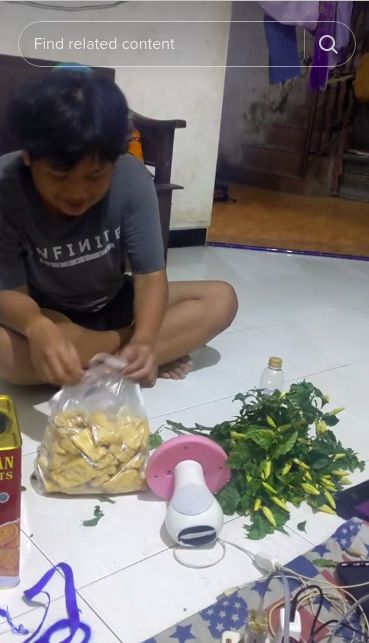 Makan gorengan pakai cabe satu pohon