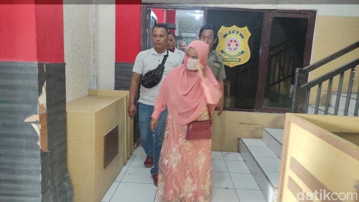 Masriah menjadi tersangka kasus penyiraman air kencing dan tinja ke rumah tetangga