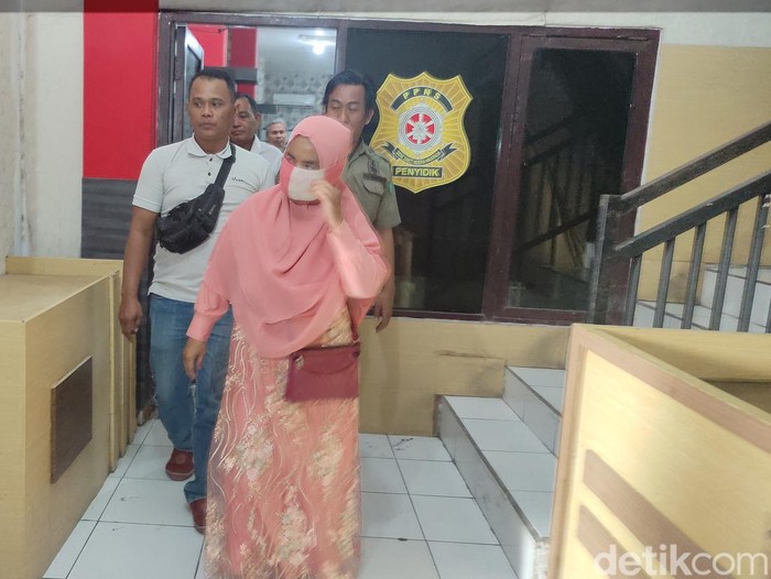 Masriah menjadi tersangka kasus penyiraman air kencing dan tinja ke rumah tetangga