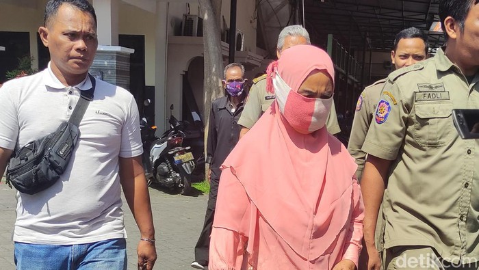 Masriah menjadi tersangka kasus penyiraman air kencing dan tinja ke rumah tetangga