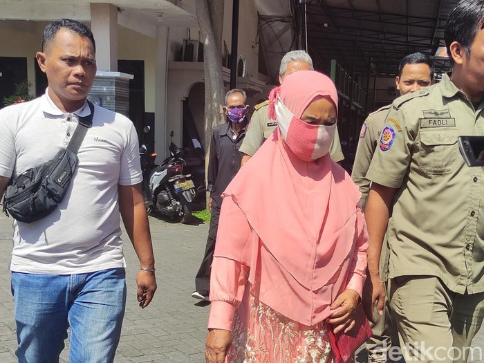 Masriah menjadi tersangka kasus penyiraman air kencing dan tinja ke rumah tetangga