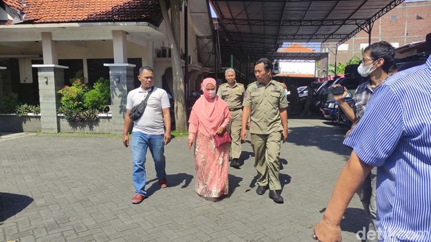 Masriah menjadi tersangka kasus penyiraman air kencing dan tinja ke rumah tetangga