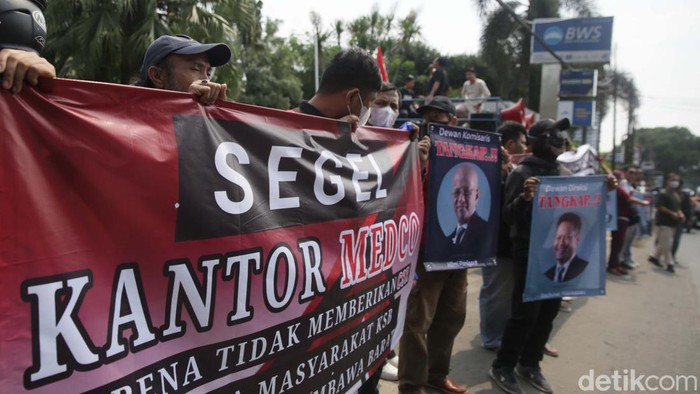 Masyarakat Sumbawa Barat Geruduk Kantor Medco Massa Aliansi Masyarakat Anti Mafia Tambang Kabupaten Sumbawa Barat (Amanat KSB) berunjuk rasa di kantor Medco di Jakarta, Selasa (23/5). Begini potretnya.