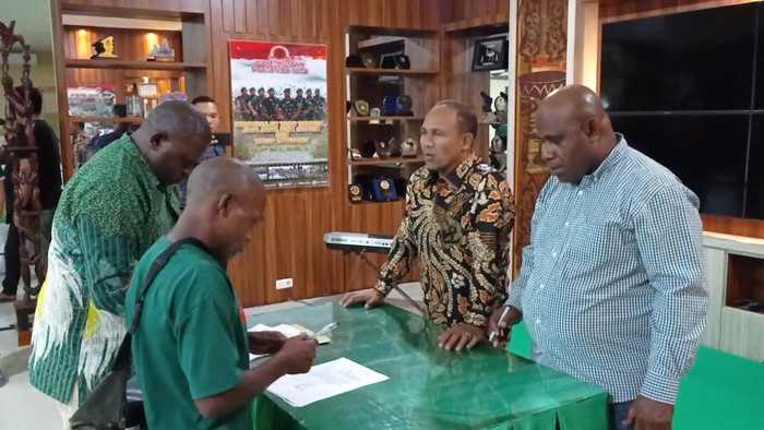 Tiga pimpinan dan 10 anggota Komite Nasional Papua Barat (KNPB) Kabupaten Maybrat, Papua Barat Daya menyatakan diri kembali ke pangkuan NKRI.