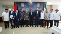 Pada kesempatan tersebut, Mendag didampingi oleh Direktur Jenderal Perundingan Perdagangan Internasional, Djatmiko Bris Witjaksono; Direktur Jenderal Perdagangan Luar Negeri, Budi Santoso; dan Direktur Perundingan Bilateral, Johni Martha.