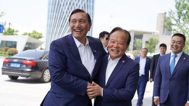 Menko Marves Luhut Binsar Pandjaitan saat mengunjungi perusahaan Jushi multinasional di Tiongkok. (Instagram @luhut.pandjaitan)