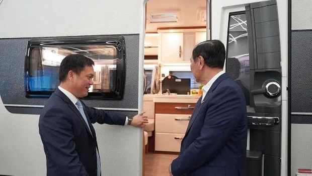 Menko Marves Luhut Binsar Pandjaitan saat mengunjungi perusahaan Jushi multinasional di Tiongkok. (Instagram @luhut.pandjaitan)