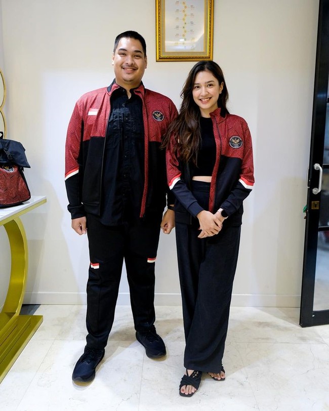 Begini potretnya bersama Mas Menteri Dito. Foto: Instagram Mikha Tambayong