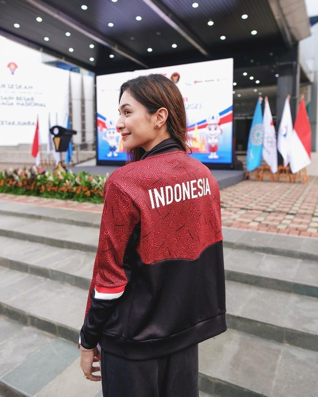 Selain aktris, Mikha Tambayong kini memiliki peran baru sebagai Tenaga Ahli Menteri Pemuda dan Olahraga RI Dito Ariotedjo. Mikha sendiri ditugaskan untuk bidang Komunikasi Publik. Foto: Instagram Mikha Tambayong