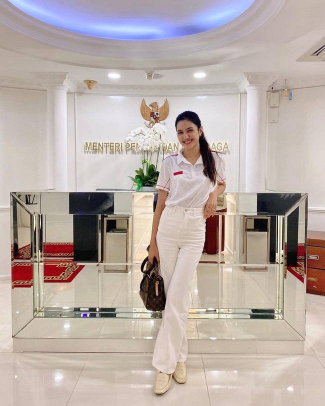 Di hari pertamanya bertugas secara resmi sebagai staf ahli Menteri Dito, Mikha tampil cantik dengan kaus polo merah-putih dan celana jeans putih. Ia pun melengkapi gaya dengan menenteng tas Louis Vuitton yang membuatnya gayanya makin stylish.Foto: Instagram Mikha Tambayong