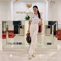 Di hari pertamanya bertugas secara resmi sebagai staf ahli Menteri Dito, Mikha tampil cantik dengan kaus polo merah-putih dan celana jeans putih. Ia pun melengkapi gaya dengan menenteng tas Louis Vuitton yang membuatnya gayanya makin stylish.Foto: Instagram Mikha Tambayong