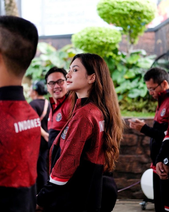 Mikha sendiri mengaku sangat senang dan bersemangat menjalani profesi barunya ini sekaligus untuk mendukung generasi muda Indonesia. Sangat senang bisa memberikan dukungan dan semangat secara langsung kepada para atlet kebanggaan kita. Doa untuk hasil yang terbaik dan untuk kesehatan dan keselamatan semua pihak yang terlibat dari keberangkatan sampai kembali ke Tanah air, tulisnya.Foto: Instagram Mikha Tambayong