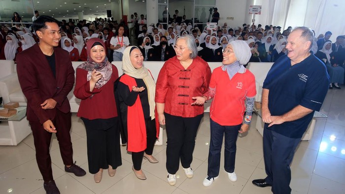 Momen Bagi-bagi Pengetahuan Finansial di Kalangan Muda (kiri ke kanan) Academic Advisor and Operations Councel Prestasi Junior Indonesia Robert Gardiner, Chief HR, Community Investment, Risk & Compliance Officer Prudential Syariah Indrijati Rahajoe, President Director Prudential Indonesia Michellina Laksmi Triwardhany, CEO & Lead Financial Trainer QM Financial Ligwina Hananto, Customer Care Management PSLA Maharni Andha dan Growth Consultant Jonathan End berfoto bersama pada acara Financial Literacy for YOUth Festival bersama peserta sebagai salah satu program pemberian pembelajaran mengenai cara terbaik mengelola keuangan bagi generasi muda di Felfest UI Depok, Jawa Barat, Selasa (23/05/2023).