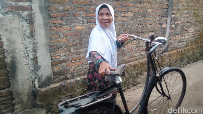 Mursidah (70) penjual sayur keliling di Klaten senang akhirnya bisa naik haji tahun ini. Foto diunggah Selasa (23/5/2023).