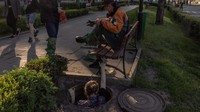 Di bawah Jalan Khreschatyk, yang merupakan jantung Kota Kyiv, terdapat sungai yang terkubur di bawah kota metropolis tersebut. Sungai bawah tanah ini menawarkan pengalaman seru bak petualang.  