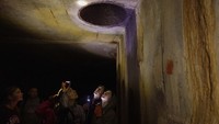 Dalam tur menjelajahi jalan bawah tanah Kyiv, pengunjung akan menemukan sistem terowongan besar tepat di bawah jalan wisata Kyiv yang sibuk di Jalan Khreshatyk. Pengunjung akan menjadi penjelajah kota sejati yang menembus kegelapan hanya dengan cahaya lentera.  