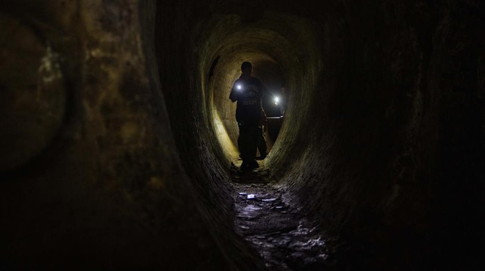 Nggak Biasa! Tur Ini Ajak Jelajahi Bawah Tanah Kota Kyiv Ukraina KYIV, UKRAINE - MAY 21: People walk inside a sewage collector during a tour exploring underground the main capital's street Khreschatyk, and other downtown streets, on May 21, 2023 in Kyiv, Ukraine. (Photo by Roman Pilipey/Getty Images)
