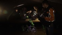 Orang-orang berjalan di dalam saluran bawah tanah selama tur menjelajahi jalan bawah tanah kota Kyiv, Ukraina, Senin (21/5/2023).  