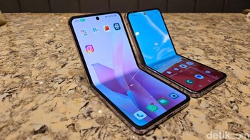 Engsel Oppo Find N2 Flip mampu mempertahankan posisi lipatan antara 45º dan 110º. Sedangkan Galaxy Z Flip 4 punya Mode Flex mendukung sudut penggunaan antara 75º dan 115º. Foto: Adi Fida Rahman/detikINET