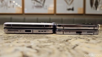Oppo Find N2 Flip punya lebar 75,2 mm, sementara Samsung Galaxy Z Flip4 71,9 mm. Ketika dibuka, HP layar lipat Oppo punya ketebalan 7,5 mm dan Samsung 6,9 mm. Untuk tingginya, Oppo 166,2 mm dan Samsung 165,2 mm. Find N2 Flip punya berat 191 gram, sedangkan Galaxy Z Flip4 bobotnya 187 gram,. Foto: Adi Fida Rahman/detikINET