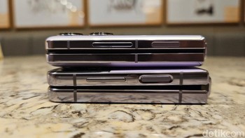 Oppo Find N2 Flip punya keunggulan dari masa pakai baterai. Pasalnya kapasitasnya lebih besar dengan ukuran 4.300 mAh. Sementara Galaxy Z Flip4 punya daya tampung baterai 3.800 mAh. Sayangnya Samsung masih memberikan fitur fast charging 25W, Find N2 Flip sudah mendukung 44W sehingga baterai lebih cepat terisi. Foto: Adi Fida Rahman/detikINET