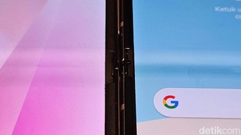 Lantaran Oppo mengadopsi teknologi New Generation Flexion Hinge membuat lipatan di layar bagian dalam nyaris tidak terlihat dibandingkan Galaxy Z Flip4. Foto: Adi Fida Rahman/detikINET